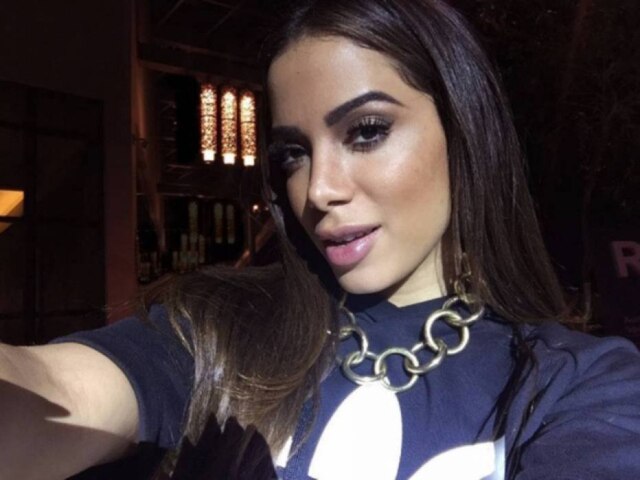 Reprodução/Instagram Anitta em uma selfie.