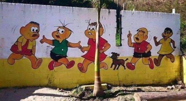 Reprodução/Facebook A página de Facebook Mônicas Deformadas em Muros de Escolinhas está fazendo sucesso na internet. A ideia é receber imagens de muros de escola com pinturas deformadas da Turma da Mônica e construir uma história sem sentido que "explique" os traços adotados.