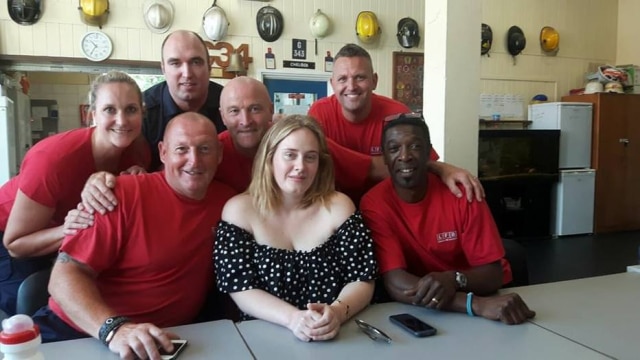 Facebook/rob.petty.10 Adele ao lado dos bombeiros londrinos