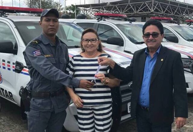 Facebook/prefnovaolindama Prefeita de Nova Olinda do Maranhão, Iracy Weba, ao lado do marido, recece chave de viatura da polícia.