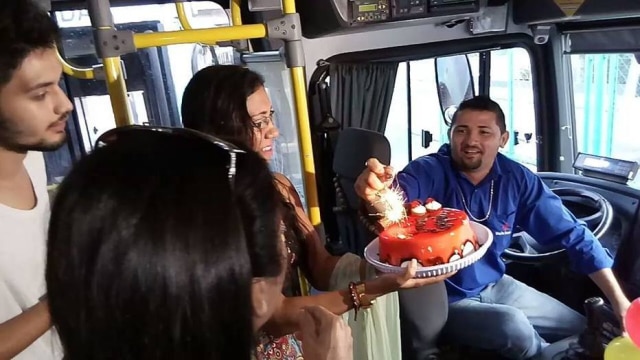 Facebook/viacaofortaleza O motorista Francisco Ezequiel foi surpreendido por passageiros com um bolo de aniversário.