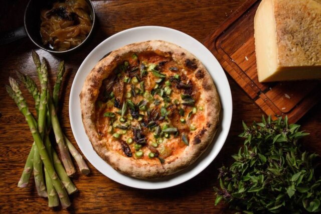 Lucas Terribili Pizza do Bem, com aspargos, cebola caramelizada e queijo grana padano.