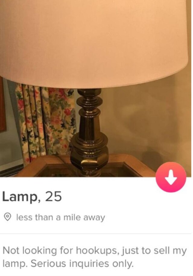 twitter.com/@AlineLaReine_ Norte-americana criou conta no Tinder para vender abajur.