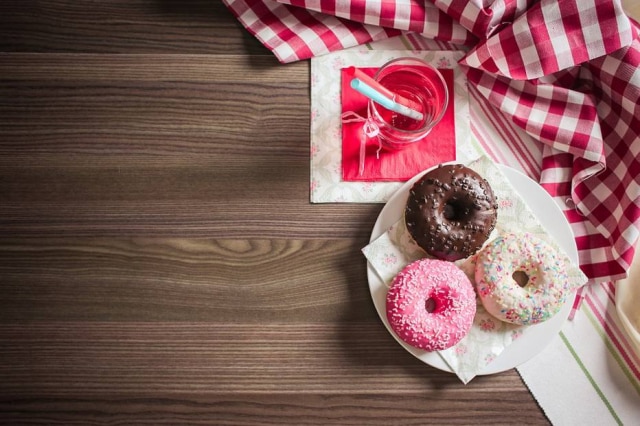 Evite aquela visita desnecessária mas tentadora à padaria. Lá você encontra vários alimentos do time do carboidrato refinado, que inclui pão branco, pão francês, miolo de pão e bisnaguinha. São alimentos que provocam aumento expressivo da insulina no corpo, o que desequilibra o funcionamento ideal do organismo. Esse excesso da insulina estimula o sistema nervoso simpático autônomo e favorece a reabsorção de sódio, que pode culminar em hipertensão - uma das 3 doenças mais comuns no País, inclusive.