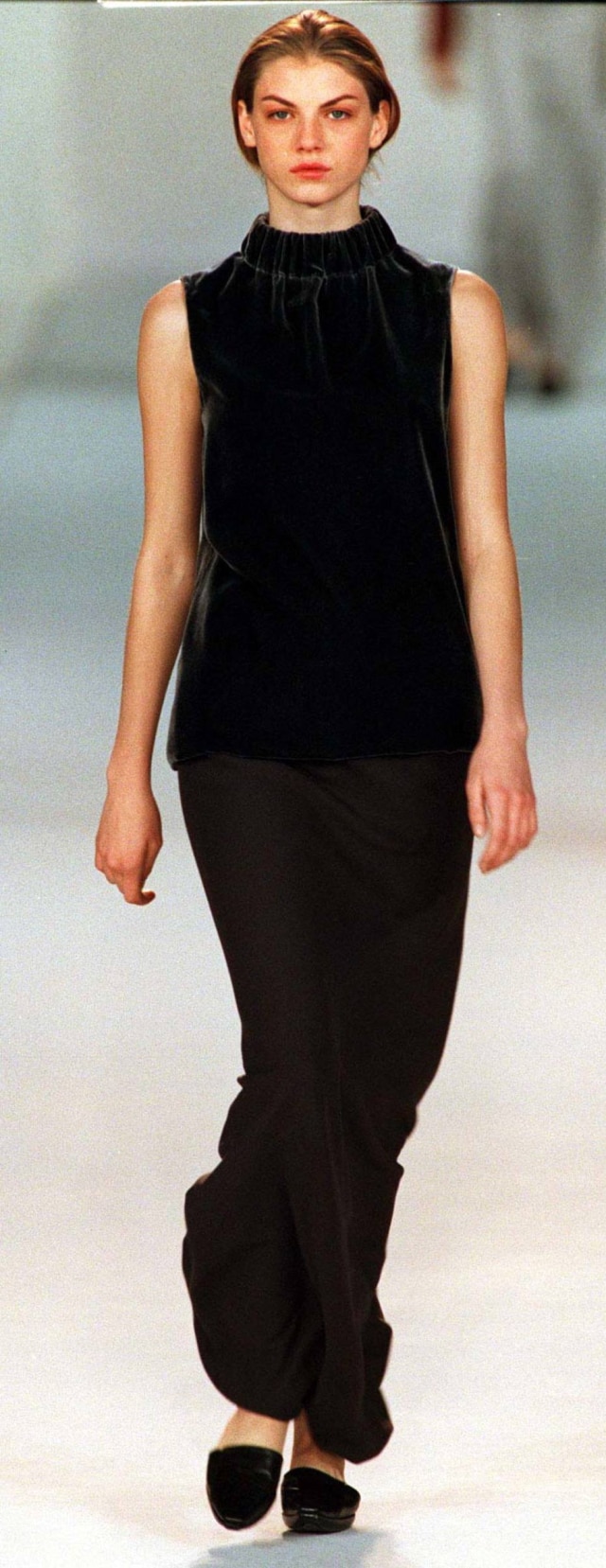 Jack Dabaghian/Reuters Uma regata em veludo sobre uma saia da coleção de estreia do ready-to-wear da LV, desfilada em março de 1998 e criticada por especialistas