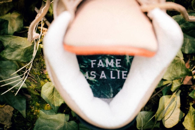 Divulgação Nike Detalhe da palmilha do tênis com um trecho da letra de 'Higher and Higher' que diz 'fama é uma mentira'