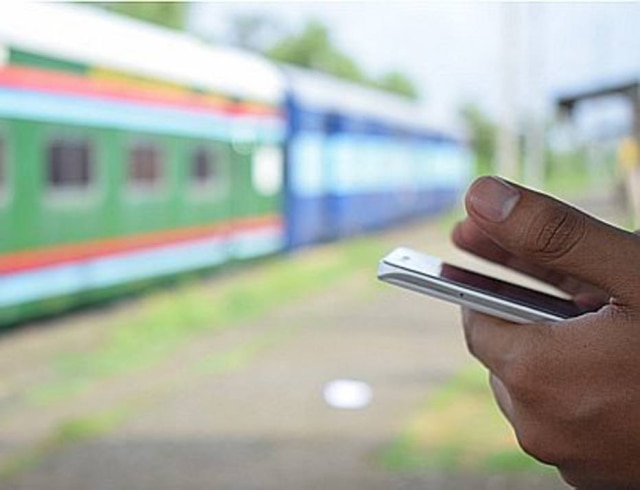 maneomsy/ pixabay Segundo pesquisa, 54% dos passageiros enviam e-mails de trabalho no trem.