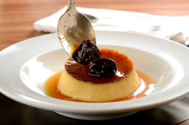 Wellington Nemeth Pudim de Sauternes com calda de erva-mate do Bistrô Charlô