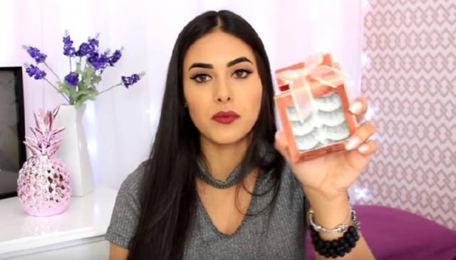 YouTube / @Ficando Gata A youtuber Bia Siqueira mostra, em seu vlog, cílios postiços comprados na rua 25 de Março.