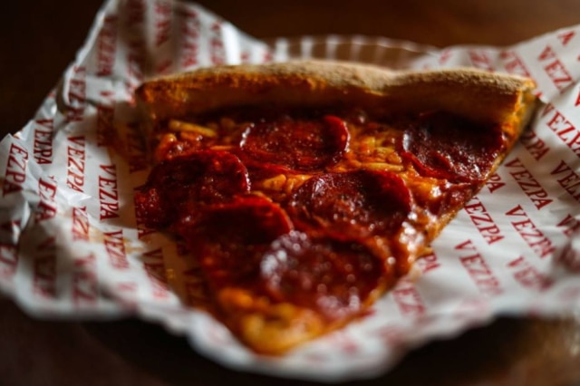 Gabriela Biló|Estadão Pepperoni. Grandes fatias do salame levemente apimentado sobre molho de tomate e queijo meia cura