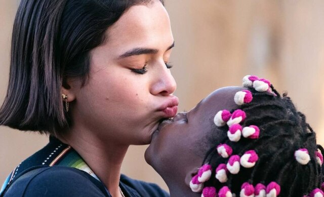Instagram / @brunamarquezine Bruna Marquezine brinca com criança angolana na Aldeia Nissi.