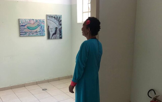 Fábio Dasher Usuária do Centro de Atenção Psicossocial (Caps) em visita à exposição de artes visuais nas instalações do pavilhão desativado do Juquery.