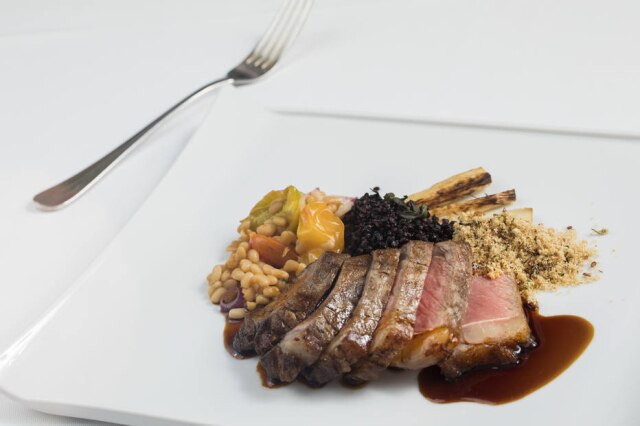 Estúdio Euka Arroz preto Ruzzene, feijão manteiguinha de Santarém, ovo de codorna frito, farofa de alho e paleta de Angus.
