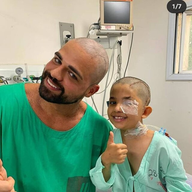 Reprodução Instagram/ @caioneuro Neurocirurgião Caio Nuto e o paciente Pedro Cardozo