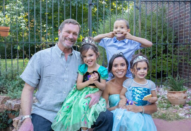 Arquivo pessoal Claudia Kalhoefer, autora de 'As Princesas Encaracoladas', com seu marido Eric e os filhos Noah, 8, Agatha, 6, e Alice, 4.