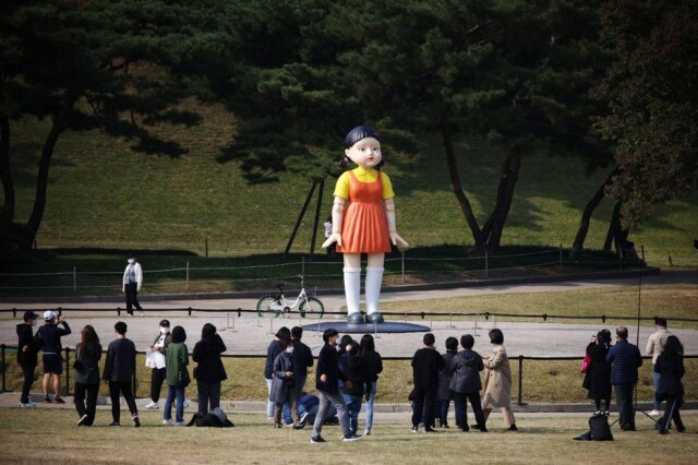 REUTERS/Kim Hong-Ji Boneca gigante da série da Netflix 'Round 6', em parque de Seul