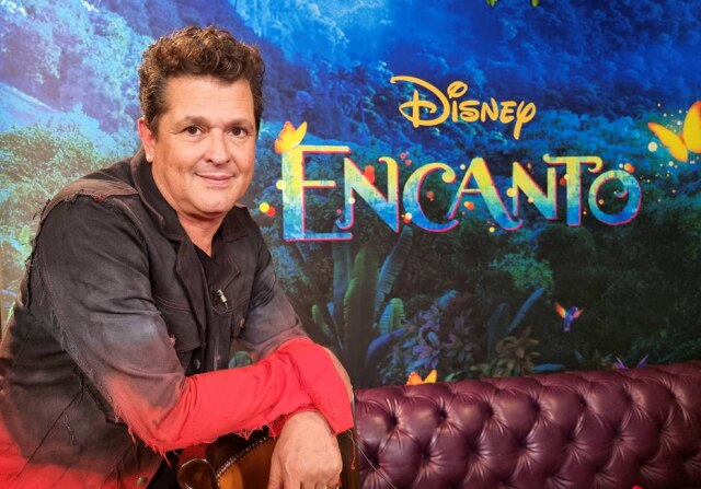 REUTERS/Luis Jaime Acosta Cantor colombiano Carlos Vives posa para foto durante entrevista à Reuters em Bogotá.