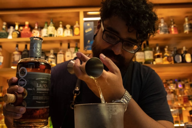 O bartender Rodolfo Bob prepara drink com uísque produzido no Brasil no bar Caledonia 
