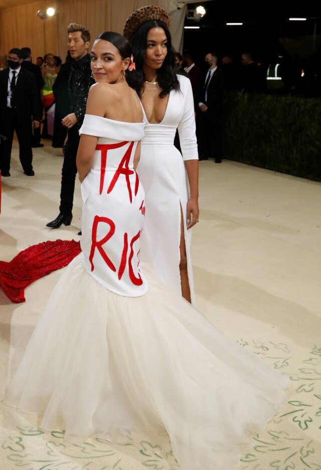 Mario Anzuoni/Reuters A congressista Alexandria Ocasio-Cortez no tapete vermellho do Met Gala 2021.