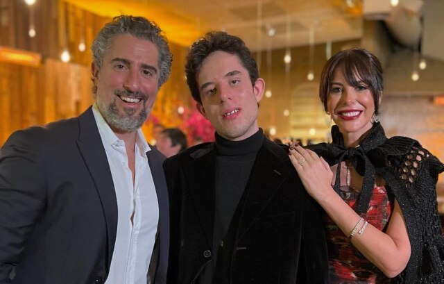 Instagram/@marcosmion Marcos Mion com o filho Romeo e a mulher Suzana Gullo no bat mitvzah de Vicky, filha de Mariana Kupfer.
