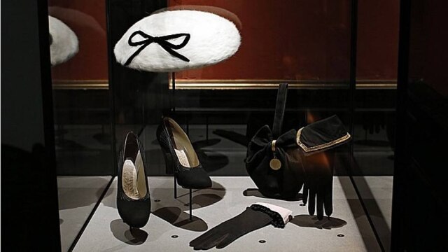 Reuters Luvas de Lionel Legrand, sapatos pretos de Perugia e chapéu por Jeanne Blanchot