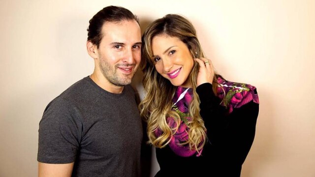 Divulgação Com a cantora Claudia Leitte, após dar o tom do cabelo dela para a abertura da Copa do Mundo.