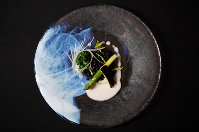Ricardo D’Angelo|Netflix|Divulgação Arroz negro com vegetais e castanhas brasileiras, um dos pratos de Alex Atala no D.O.M.