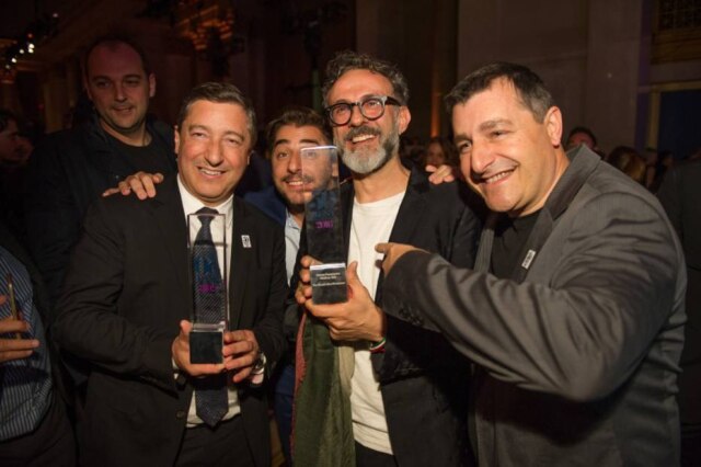 Divulgação Os irmãos Roca do El Celler de Can Roca, 2º colocado em 2016, rodeiam Massimo Bottura, o grande vencedor da noite