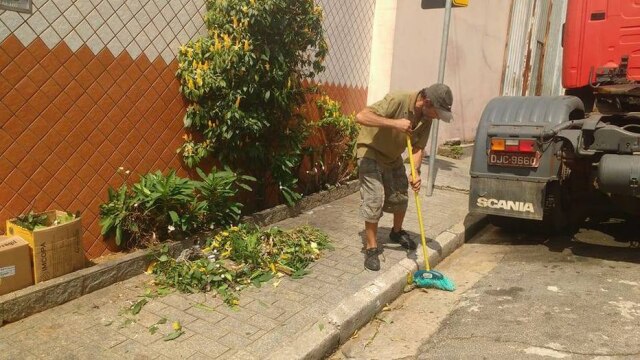 Facebook: https://www.facebook.com/photo.php?fbid=1859847100951609&set=pcb.1859847430951576&type=3&theater Jardineiro trabalhou como catador de papelão para pagar o curso de jardineiro