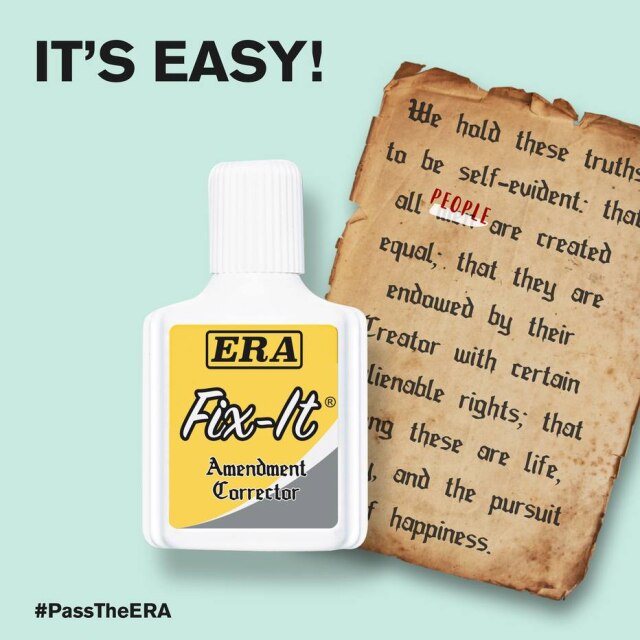 Pass the ERA Aqui, um corretivo corrige a frase da constituição que diz que 'todos os homens nascem iguais' por 'todas as pessoas nascem iguais'.