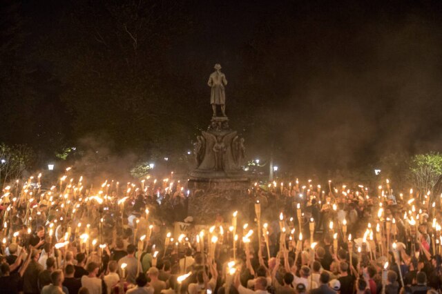 Edu Bayer / NYT Uma conta no Twitter está identificando e expondo os supremacistas brancos que participaram dos protestos em Charlottesville.