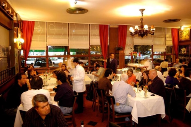 Tadeu Brunelli Ambiente do restaurante francês La Casserole