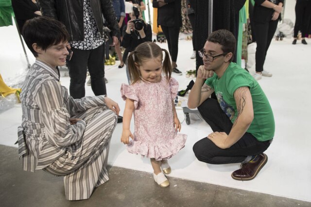AP Photo/Mary Altaffer Coco Rocha, sua filha Ioni Conran e o estilista Christian Siriano.