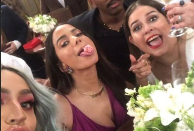 Instagram / @anitta Anitta