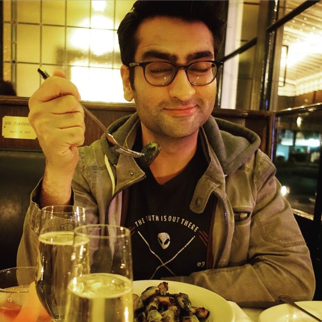 Twitter/@edgarwright O ator Kumail Nanjiani pagou apostou e teve que comer um prato de couve-de-bruxelas após ser indicado ao Oscar