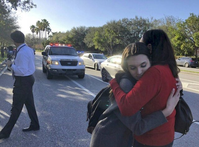 Michele Eve Sandberg/AFP Personalidades se solidarizaram com as vítimas do tiroteio que aconteceu em uma escola na Flórida na quarta-feira, 14