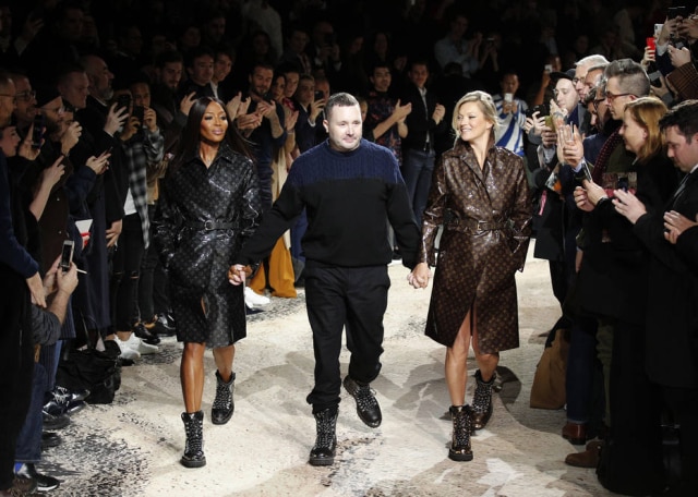 Francois Mori/AP Photo O estilista Kim Jones, entre Naomi Campbell e Kate Moss, na sua despedida da Louis Vuitton, em janeiro