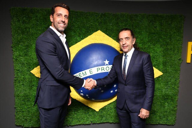 Lucas Figueiredo/ Divulgação CBF Edu Gaspar, coordenador técnico da seleção brasileira, e Ricardo Almeida, que assina a alfaiataria dos jogadores e da comissão técnica