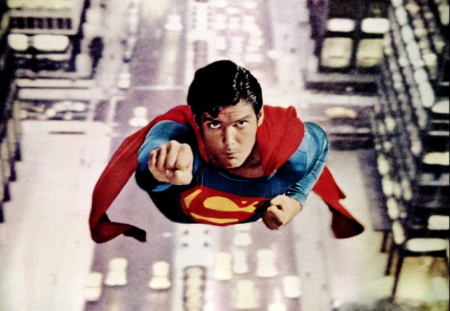Reuters/Files O Super-Homem completou 80 anos nesta quarta-feira, 18, e fizemos uma galeria relembrando os atores que interpretaram o personagem no cinema e televisão