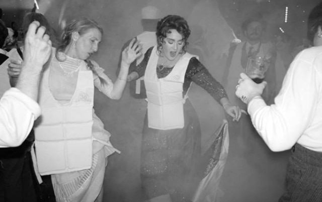 Instagram.com/adele Adele vestiu-se como Rose, de 'Titanic', para comemorar 30 anos de idade.