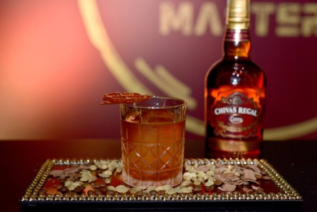 André Clark Drinque Amereno: 60 ml de uísque, 20 ml de xarope de café e especiarias (cardamomo, pimenta da Jamaica, casca cítrica de laranja Bahia) e 4 dashes de bitter de chocolate. Sirva com gelo cristal em formato de diamante e grade de caramelo.