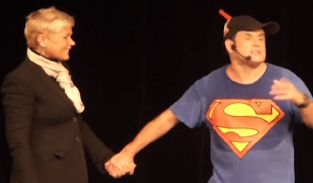 YouTube / @Sérgio Mallandro Oficial Xuxa e Sérgio Mallandro em show de comédia do humorista há alguns anos.