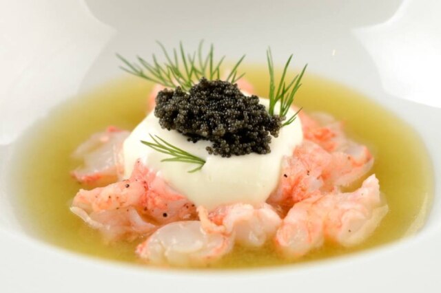 Wellington Nemeth Lagostim com consommé de tomate verde e dill finalizado com massago, do Ema