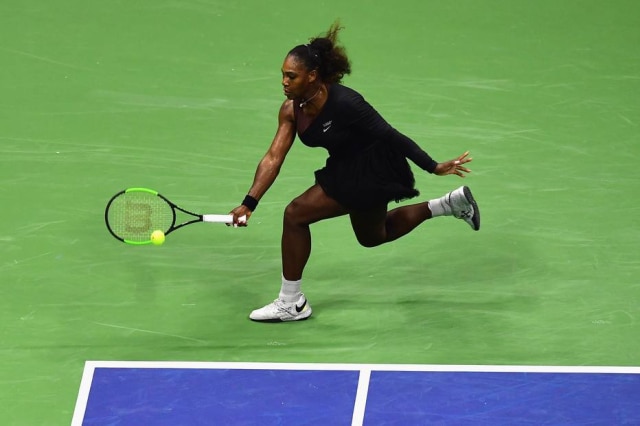 Sarah Stier/Getty Images/AFP Serena Williams usou conjunto criado por Virgil Abloh no primeiro dia de US Open