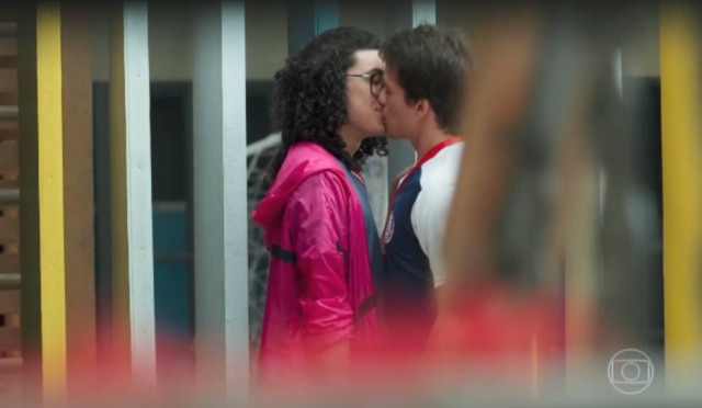 Reprodução de 'Malhação: Vidas Brasileiras' (2018) / Globo Cena do beijo entre Michael (Pedro Vinícius) e Santiago (Giovanni Dopico) em 'Malhação: Vidas Brasileiras'