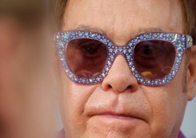 REUTERS/Eric Gaillard Elton John chega para evento da 'Elton John Aids Foundation' em Antibes, França.
