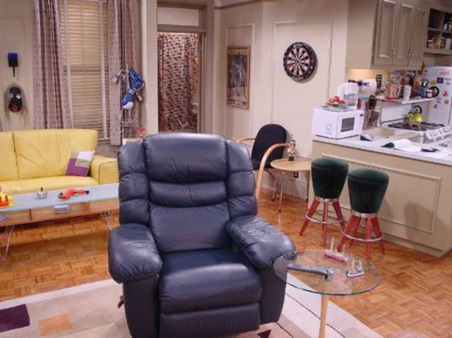 Pinterest/Viva Decora A poltrona reclinável é um dos móveis mais simbólicos do apartamento de Joey e Chandler