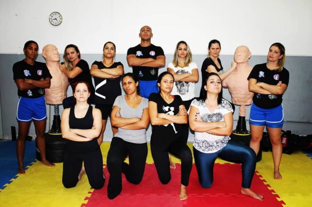 Instagram / @segunda_forca Primeira turma do 'Projeto Segunda Força', que trabalha o ensino de técnicas de autodefesa e inteligência emocional