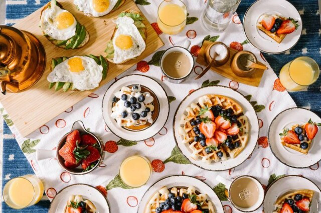 Unsplash/@therachelstory Quem tem bulimia come o que deseja, mas vomita depois; na compulsão alimentar, a pessoa come em grande quantidade até se sentir estufada.
