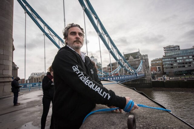 Jo-Anne McArthur O ator Joaquin Phoenix durante protesto em Londres, Reino Unido